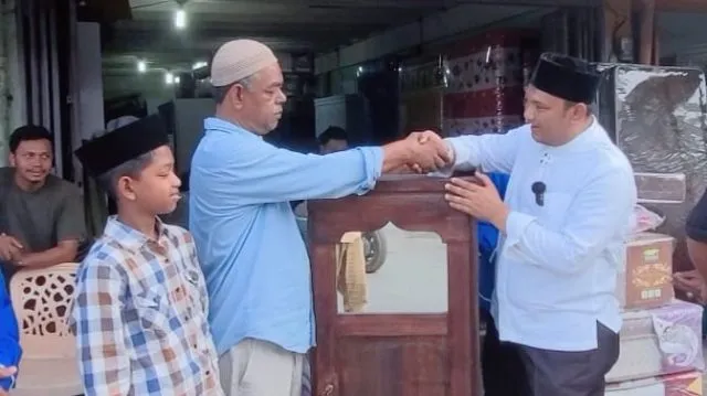 Azhari Foundation Bantu Mobiler untuk Anak Kurang Mampu yang Ingin Masuk Dayah