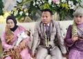 Istri Bawa Anak ke Pelaminan, Dampingi Suami Nikah Lagi