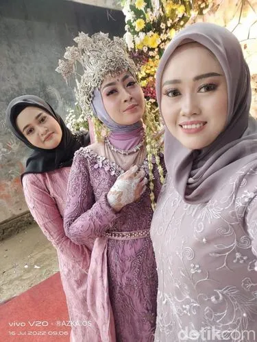 Istri Bawa Anak ke Pelaminan, Dampingi Suami Nikah Lagi