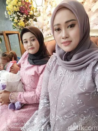 Istri Bawa Anak ke Pelaminan, Dampingi Suami Nikah Lagi