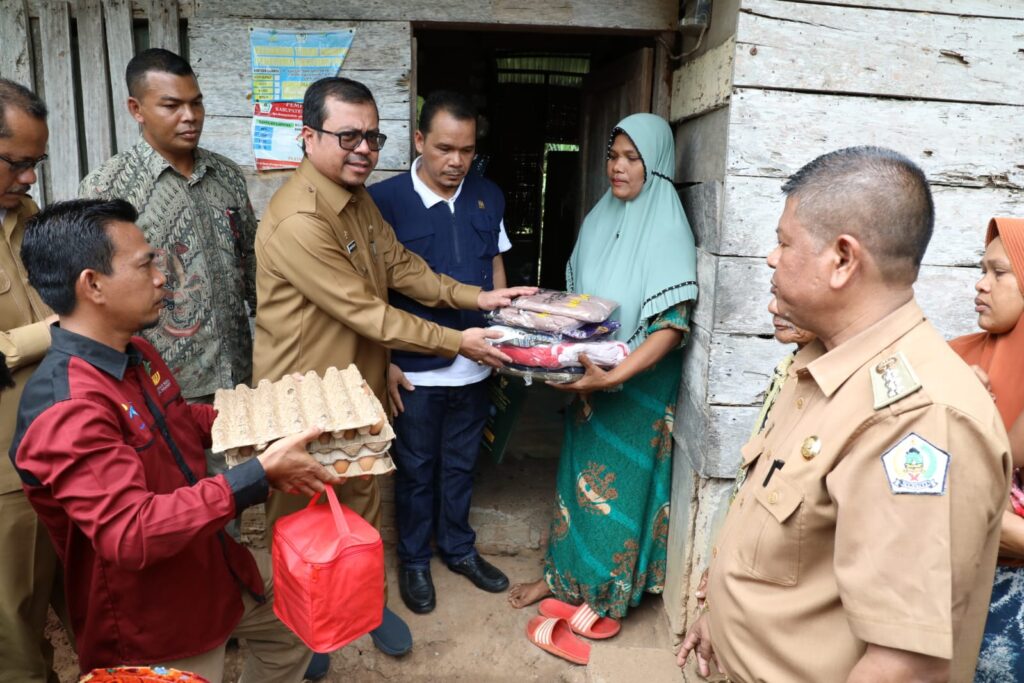 Pj Bupati Aceh Utara Turun Lapangan, Tinjau Rumah Tak Layak Huni di Kecamatan Sawang