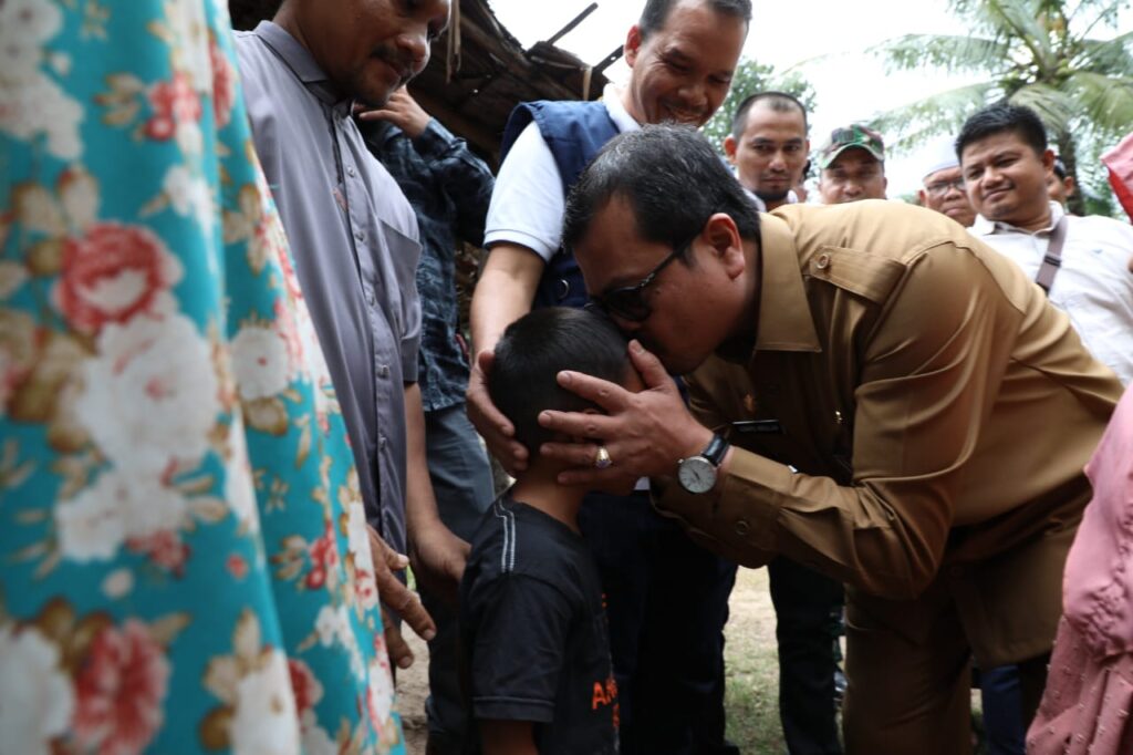 Pj Bupati Aceh Utara Turun Lapangan, Tinjau Rumah Tak Layak Huni di Kecamatan Sawang