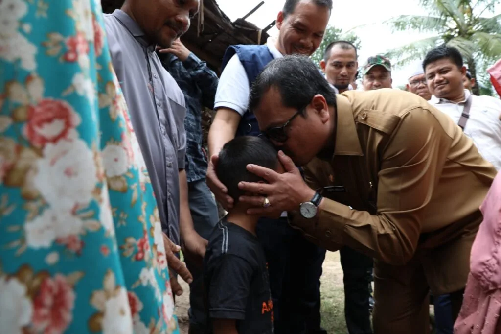 Pj Bupati Aceh Utara Turun Lapangan, Tinjau Rumah Tak Layak Huni di Kecamatan Sawang