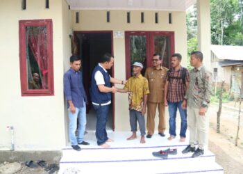 H.Tantawi Bersama Pj Bupati Aceh utara Azwardi Abdullah Tinjau Rumah Tidak Layak Huni Di Kecamatan Sawang