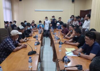 Hendak Digusur Pj Walikota, Ratusan PKL Geruduk Kantor DPRK Lhokseumawe