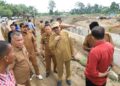 Pj Bupati Azwardi Minta Rekanan Pelaksana Proyek Bendungan Krueng Pase Cari Solusi Yang Tepat