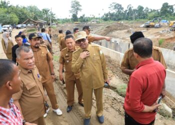 Pj Bupati Azwardi Minta Rekanan Pelaksana Proyek Bendungan Krueng Pase Cari Solusi Yang Tepat