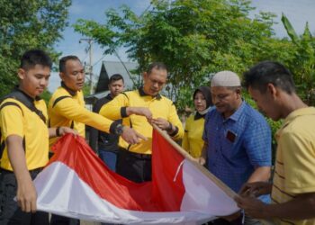 Sambut HUT RI ke 77, Kapolres Lhokseumawe Kibarkan Bendera Merah Putih Serentak Bersama Warga