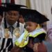 Kisah Sedih Bayi 4 Bulan Wakili Ibunya yang Sudah Meninggal untuk Wisuda