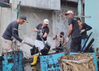 Bang Azhari Bersihkan Lumpur dan Genangan Air di Pusong Baru