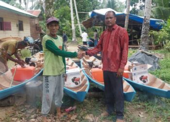 Rusli Ismail Salurkan Bantuan Kepada Nelayan Aceh Timur