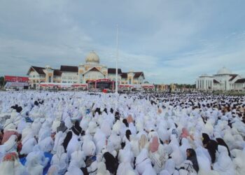 Puluhan Ribu Masyarakat Larut dalam Zikir dan Doa