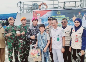 HUT TNI AL, Lanal Lhokseumawe dan BFLF Gelar Donor Darah dan Khitanan Massal di Kapal