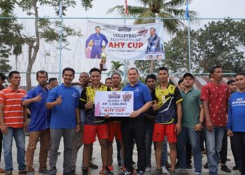 Lhoksukon – Berhasil Mengalahkan Adoe VC dengan Skor 3-2 Alue Itam VC Keluar Sebagai Juara AHY CUP 2022 di Lapangan Gampong Meunasah Meuje, Kecamatan Lhoksukon