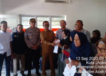 Penyaluran BLT-BBM di Kantor POS Lhoksukon