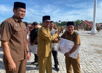 Pj Bupati Aceh Utara Serahkan Piagam Penghargaan Kepada Pirak Tour dan Geuchik Mesjid Pirak