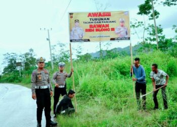 Sat Lantas Polres Lhokseumawe Pasang Spanduk Himbauan Rawan Kecelakaan di Jalan KKA- Bener Meriah