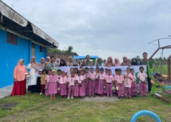Dosen Unimal Bangun Taman Bermain Anak di Reuleut Timu