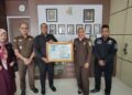 Yayasan Advokasi Rakyat Aceh Serahkan Piagam Penghargaan untuk Kejari Aceh Utara