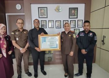 Yayasan Advokasi Rakyat Aceh Serahkan Piagam Penghargaan untuk Kejari Aceh Utara