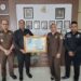 Yayasan Advokasi Rakyat Aceh Serahkan Piagam Penghargaan untuk Kejari Aceh Utara