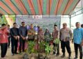 Bang Muslim Serahkan Bibit Tanaman Kayu Gratis untuk Masyarakat