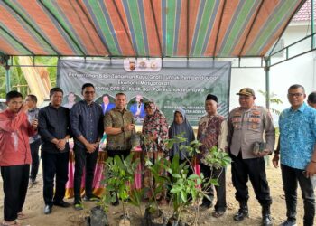 Bang Muslim Serahkan Bibit Tanaman Kayu Gratis untuk Masyarakat