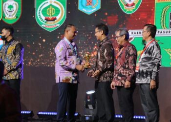 Pj. Walikota Lhokseumawe Terima Penghargaan UHC Awards 2023 dari Wapres RI