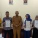 Disperindagkop & UKM Aceh Utara Serahkan Sertifikat Merek untuk 17 Industri