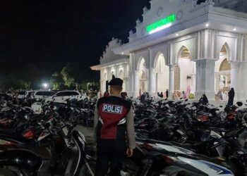 Cegah Curanmor, Personel Polres Bireuen ‘Ngepam’ di Lokasi Parkir Masjid Agung Sultan Jeumpa