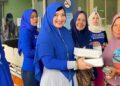 Srikandi Aceh Bagikan Nasi Kotak untuk Keluarga Pasien di RSUZA