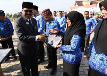 Peringati Hardiknas, Pemkab Aceh Utara Beri Penghargaan Kepada Sekolah dan Guru Berprestasi