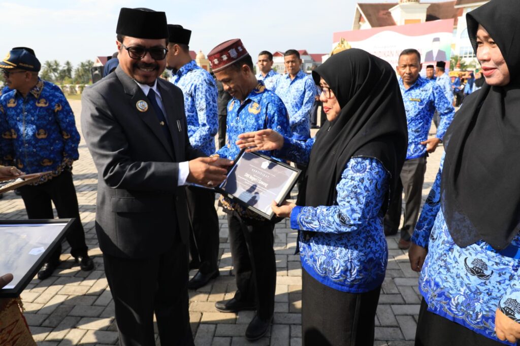 Peringati Hardiknas, Pemkab Aceh Utara Beri Penghargaan Kepada Sekolah dan Guru Berprestasi
