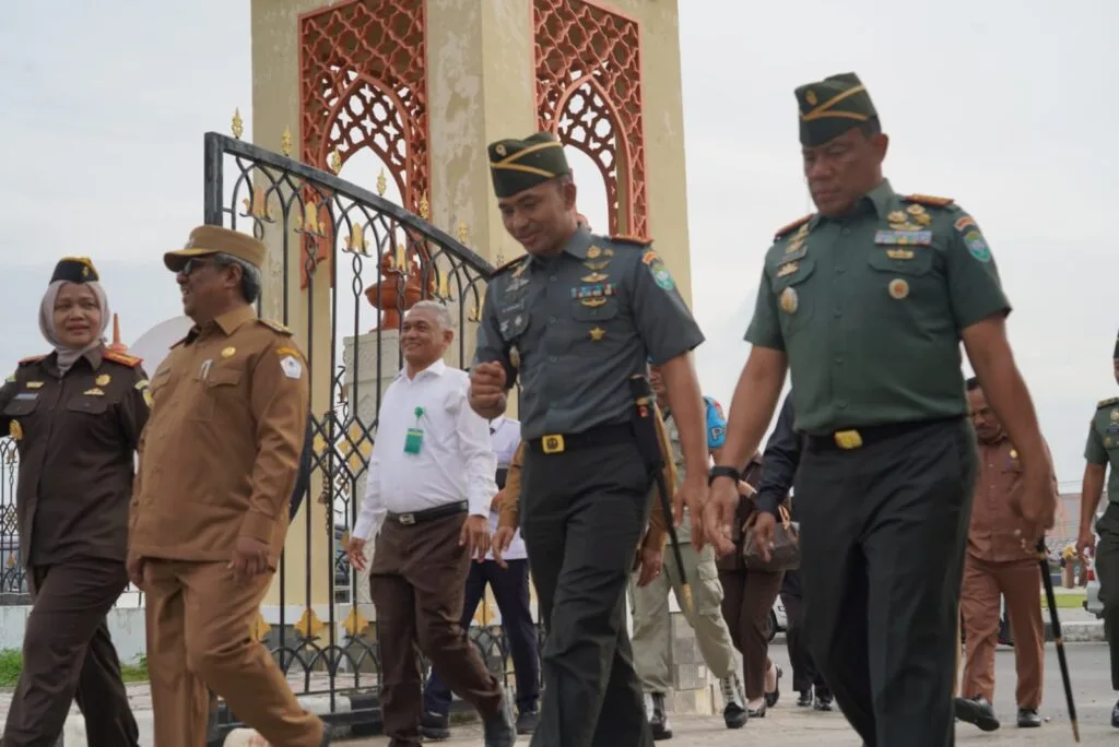 Jelang Peringatan HUT Kemerdekaan RI ke 78, Danrem 011/LW Melaksanakan Kegiatan Pembagian 10 juta Bendera Merah Putih