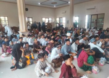 Warga Komplek Grand Serang Asri Residen Cipocok Jaya Santuni Anak Yatim