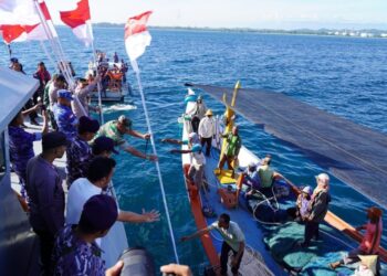 Danrem 011 dan Nelayan Kibarkan Bendera Merah Putih di Laut