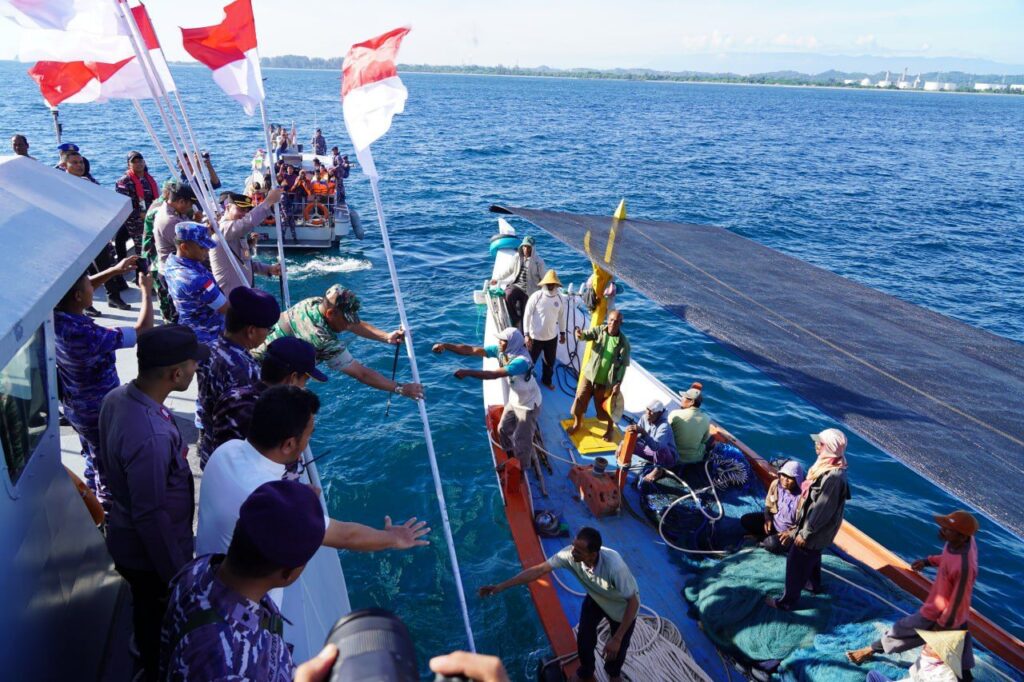 Danrem 011 dan Nelayan Kibarkan Bendera Merah Putih di Laut