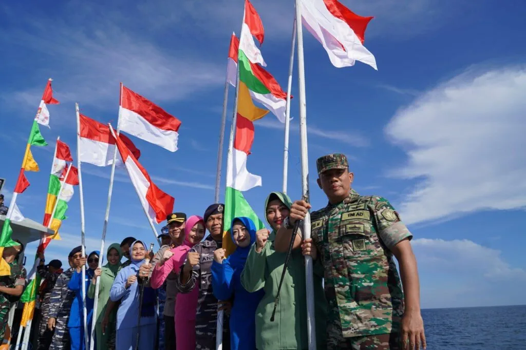 Danrem 011 dan Nelayan Kibarkan Bendera Merah Putih di Laut