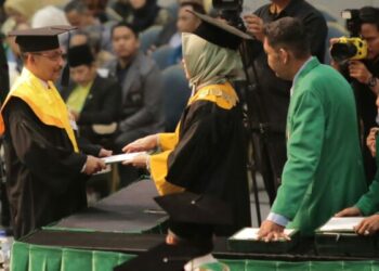 Haji Uma Lulus Cumlaude di UNAS