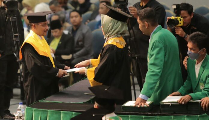Haji Uma Lulus Cumlaude di UNAS