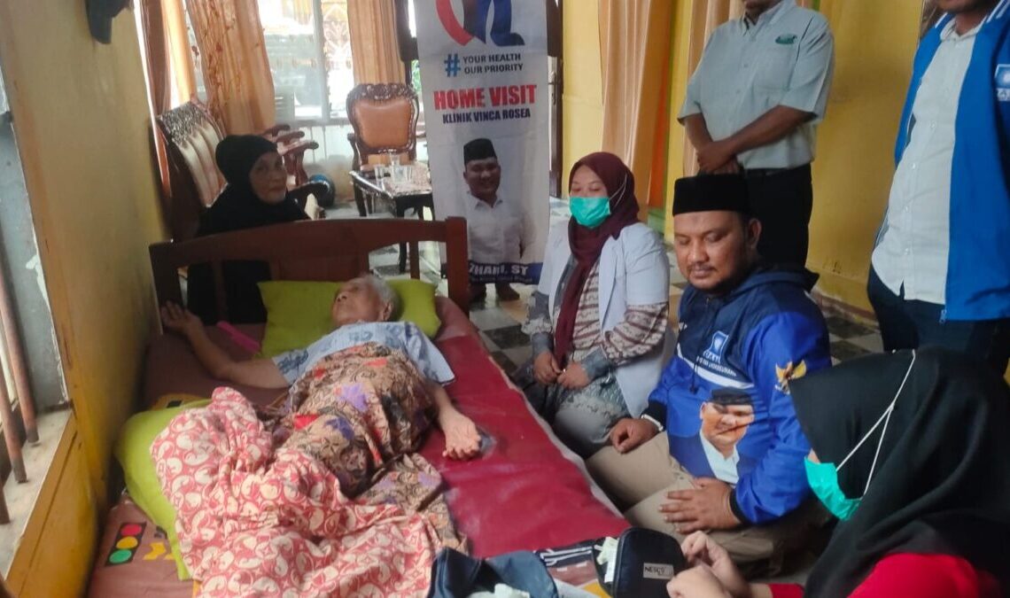 Bang Azhari Besuk Nenek 90 Tahun yang Terbaring Sakit