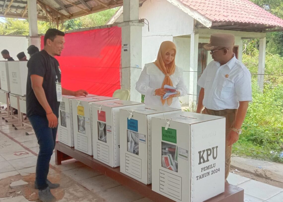 Penjabat Bupati Aceh Jaya Tinjau TPS di Panga dan Krueng Sabee, Antusiasme Warga Tinggi