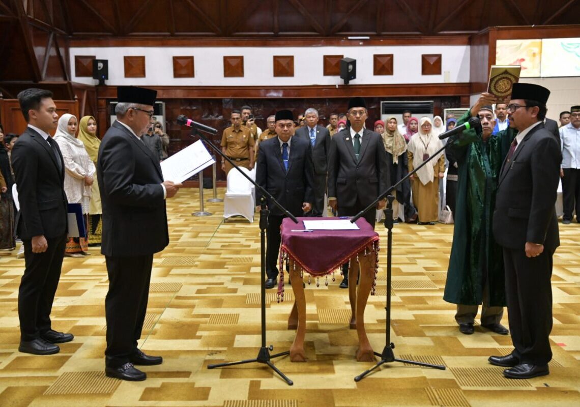 Bustami Lantik Azwardi Sebagai Penjabat (Pj) Sekda Aceh