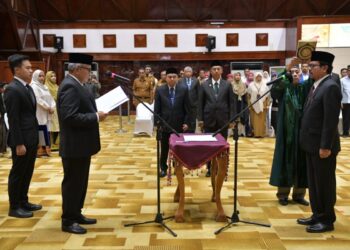 Bustami Lantik Azwardi Sebagai Penjabat (Pj) Sekda Aceh