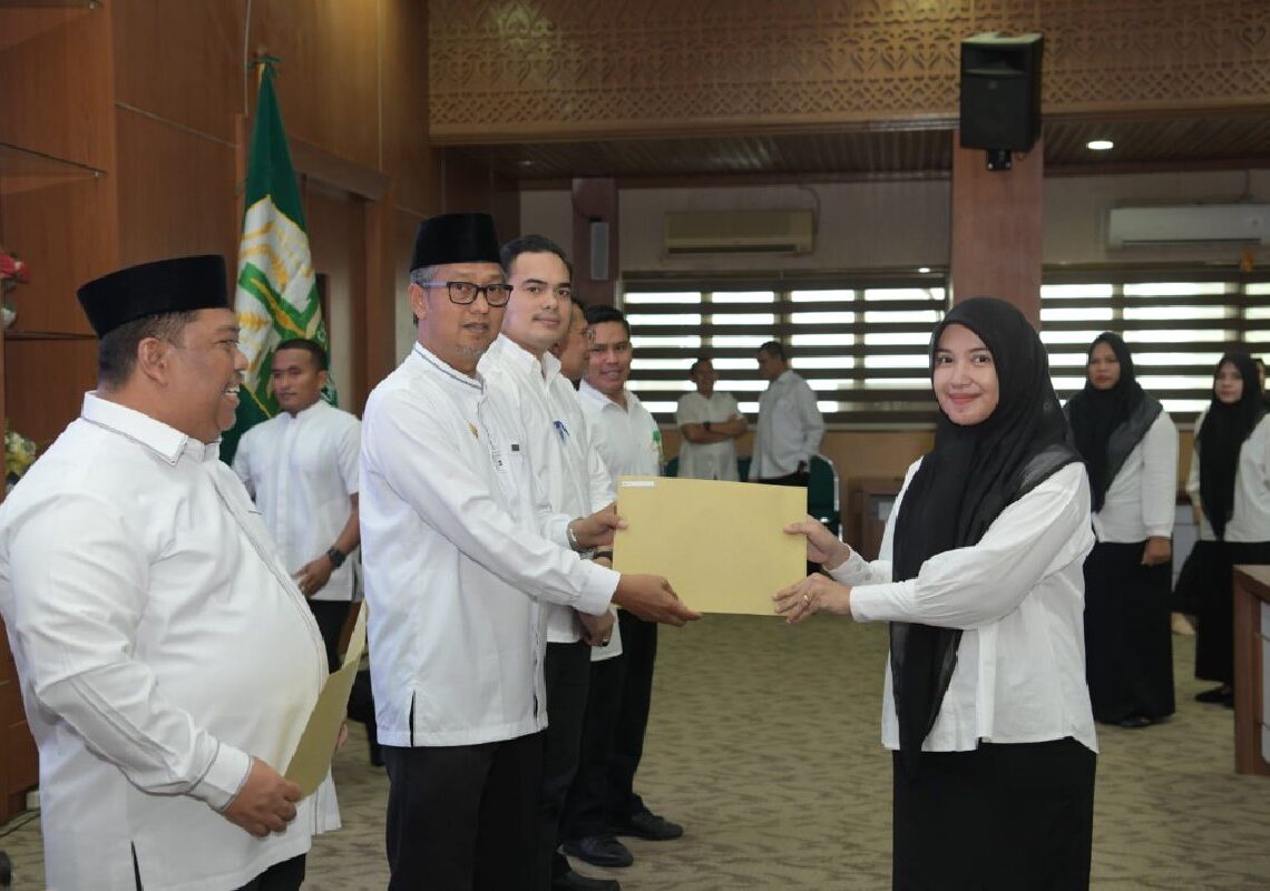 Pemerintah Aceh Serahkan Ribuan SK Tenaga Kontrak Tahun 2024