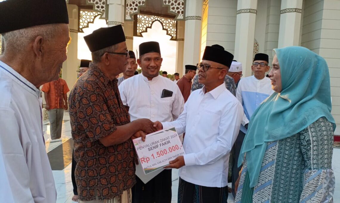 Pj Bupati Aceh Jaya Serahkan Santunan Pada Memperingati Malam Nuzulul Qur’an