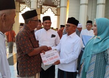 Pj Bupati Aceh Jaya Serahkan Santunan Pada Memperingati Malam Nuzulul Qur’an