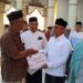 Pj Bupati Aceh Jaya Serahkan Santunan Pada Memperingati Malam Nuzulul Qur’an