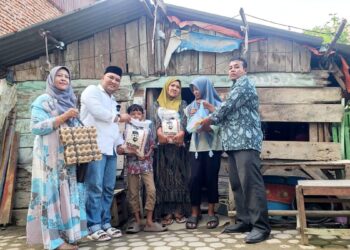 Tinjau Rumah Tidak Layak Huni, Bang Azhari: Kita Akan Bantu Rehab Rumah Ini