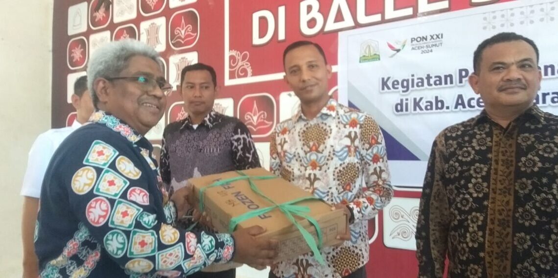 Cegah Stunting, Pj Bupati Mahyuzar Serahkan Bantuan 750 Paket Ikan Segar di Dewantara
